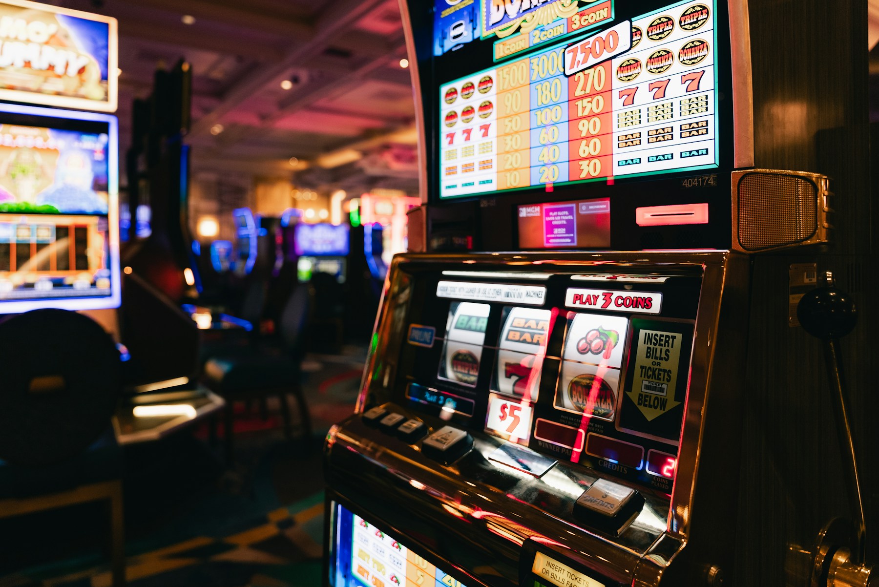Các guồng slot với cơ chế ký hiệu rơi liên tiếp